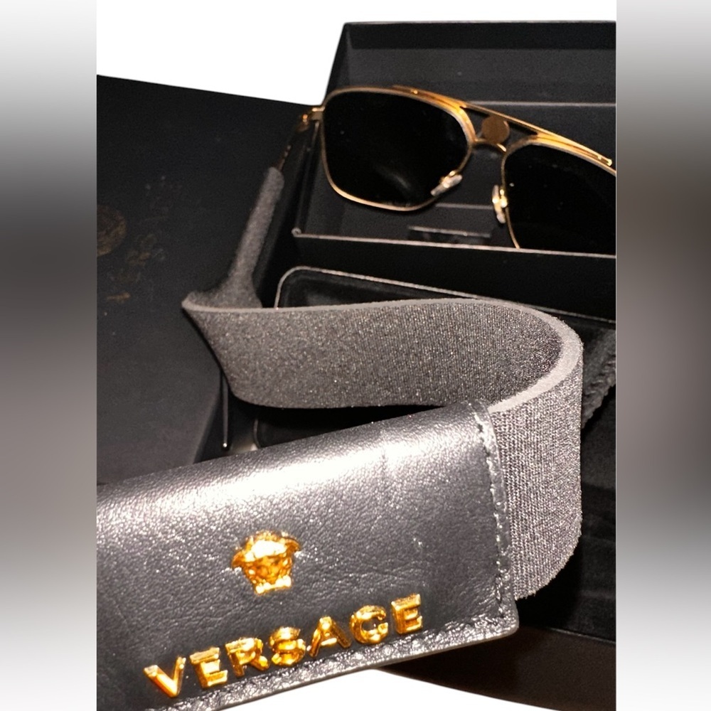 🔥VERSACE AUTH SUNGLASSES WITH ATTACHMENTS TO HANG OFF NECK FULL INCLUSION